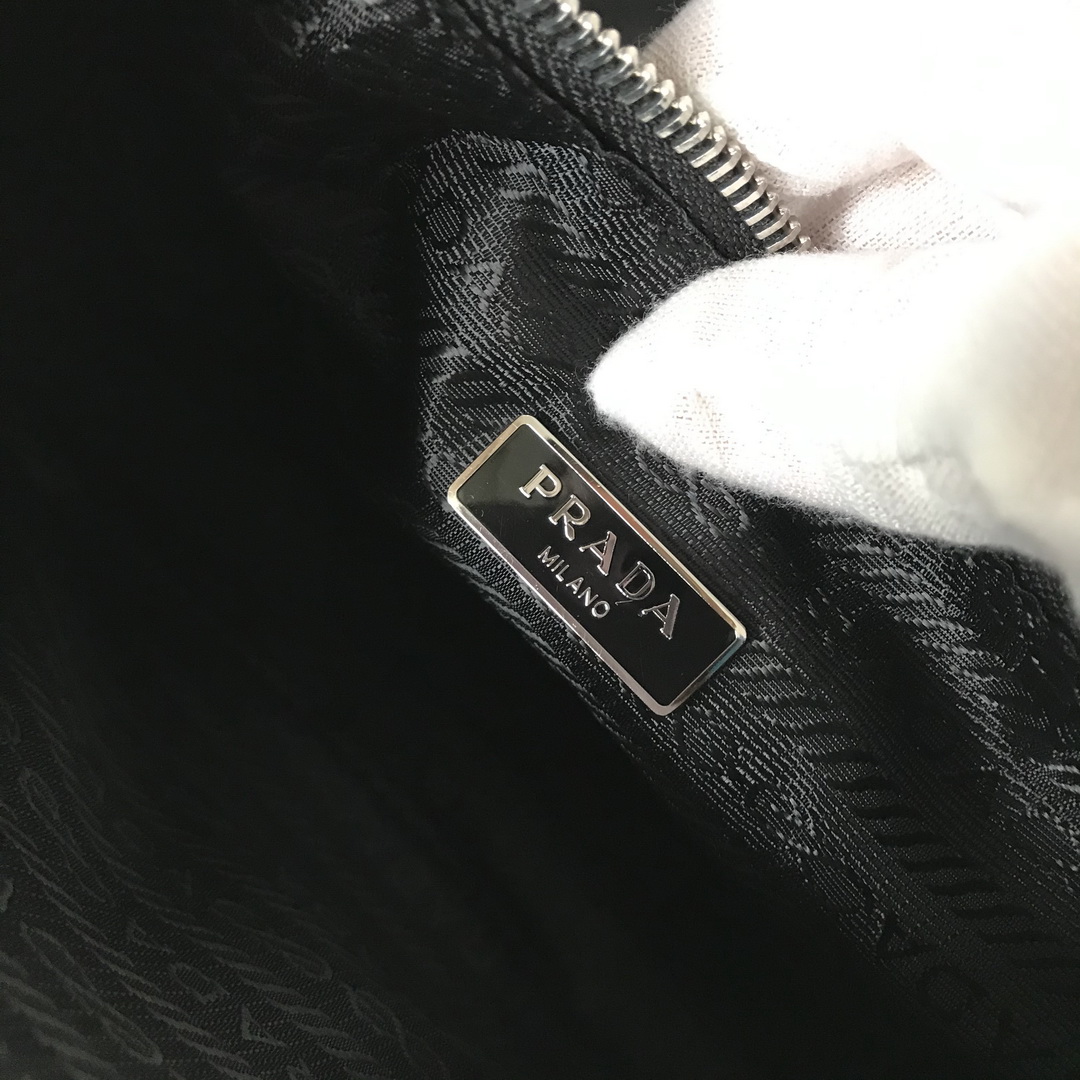 Prada Re-Edition 2005 nylon shoulder bag
