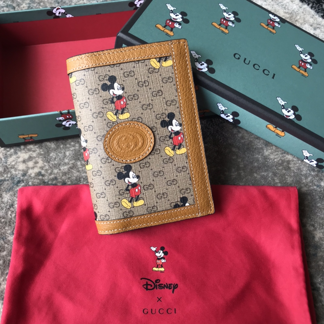 ‎602535 Disney x Gucci Passport Case