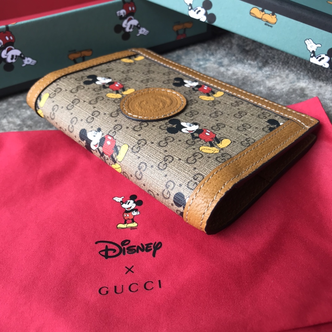 ‎602535 Disney x Gucci Passport Case