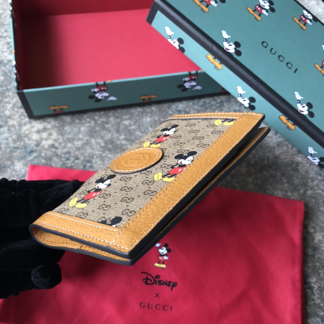 ‎602535 Disney x Gucci Passport Case