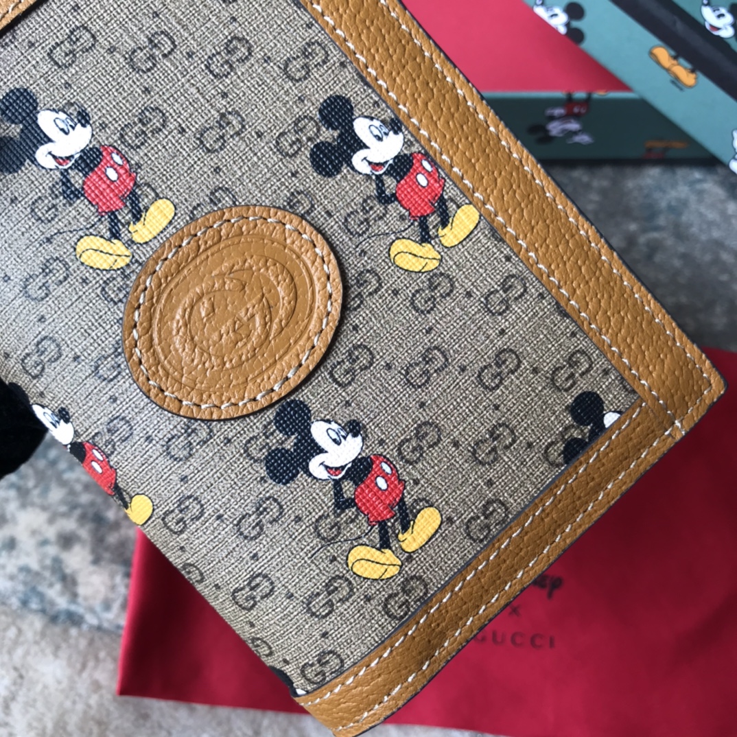 ‎602535 Disney x Gucci Passport Case