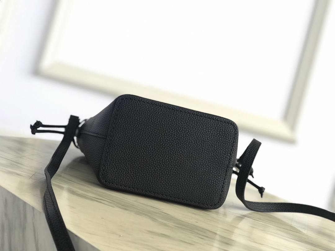 M68709 NANO LOCKME BUCKET, Louis Vuitton LV