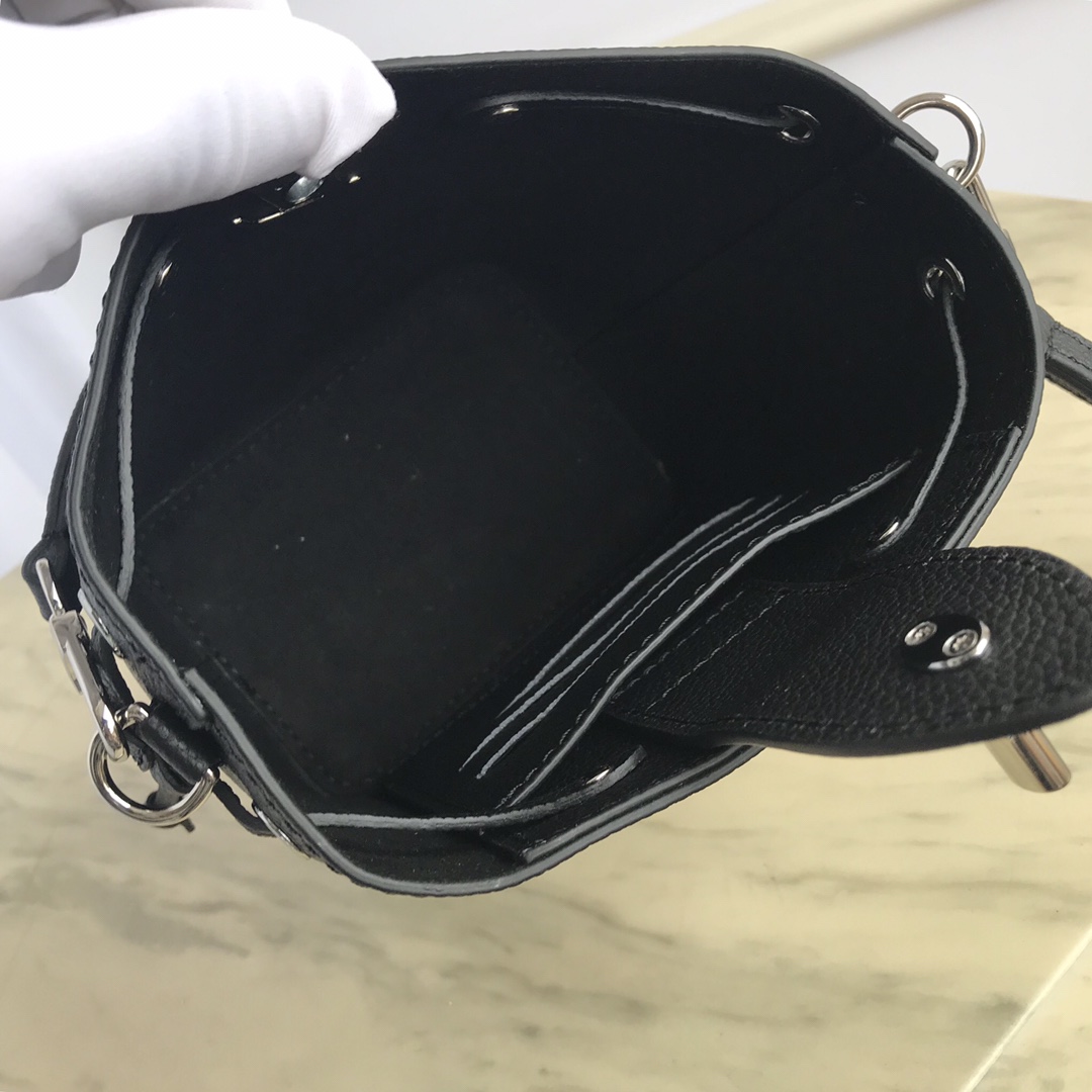 M68709 NANO LOCKME BUCKET, Louis Vuitton LV