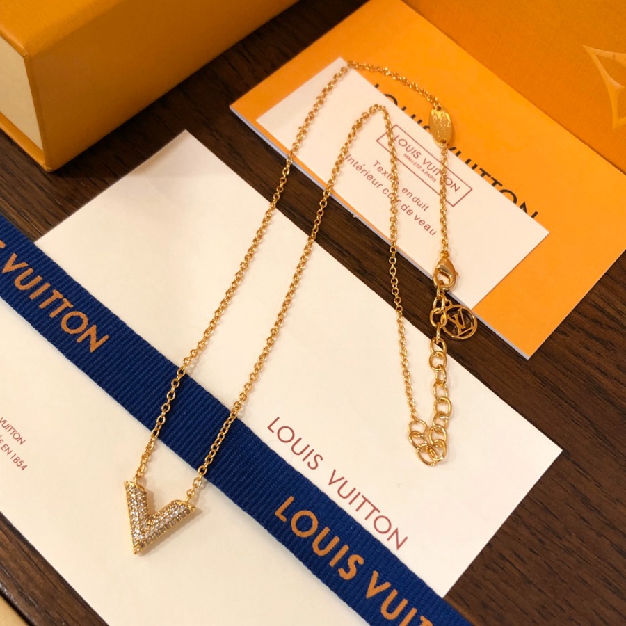 Necklaces and Pendants, Louis Vuitton LV, long 44cm, drop 22cm