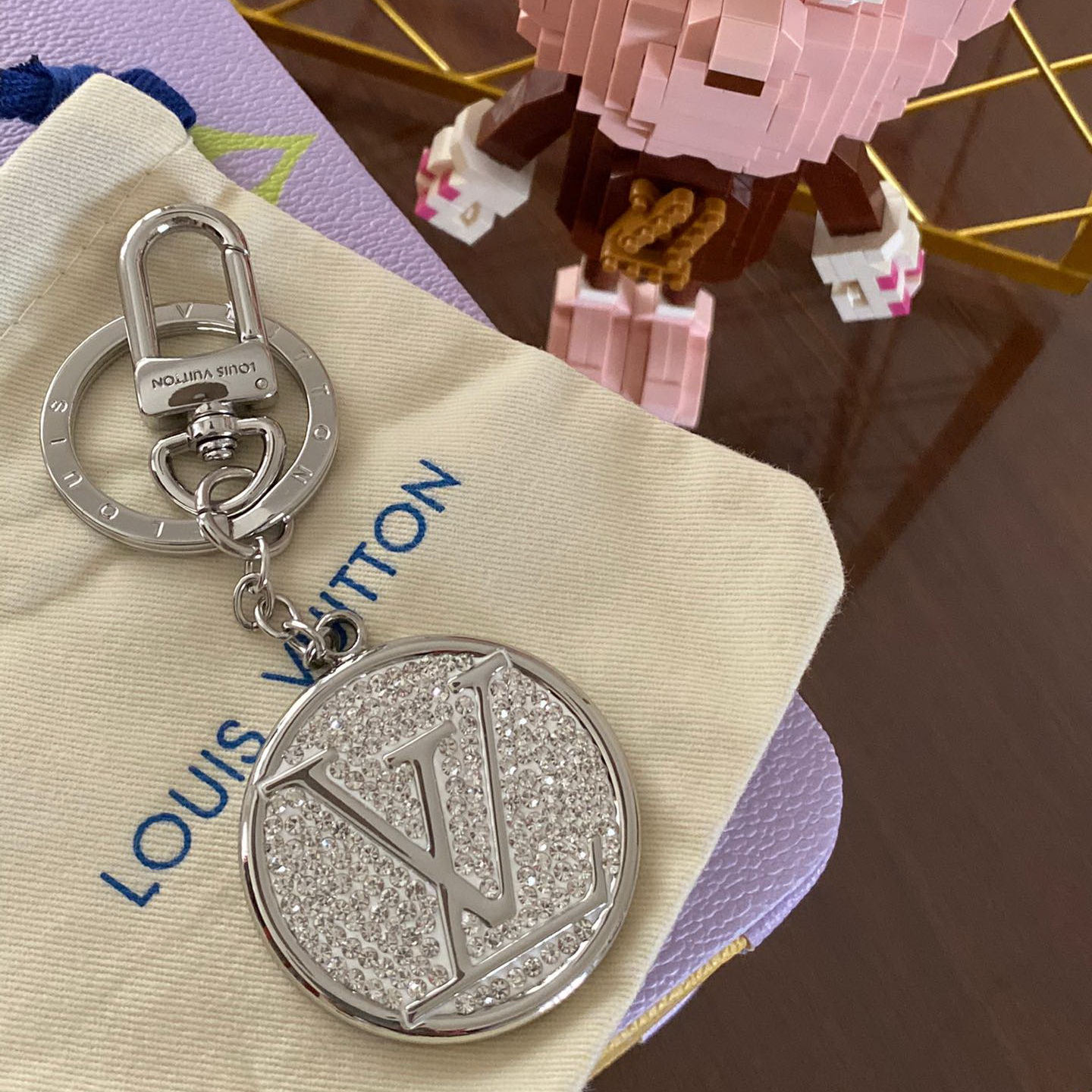 M68464 LV CIRCLE STRASS BAG CHARM AND KEY HOLDER, Louis Vuitton LV, key chain