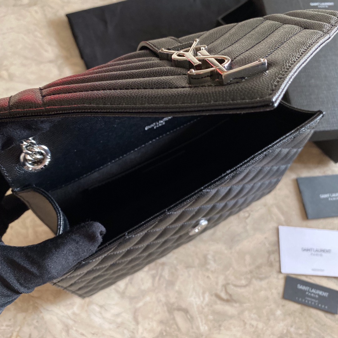 487206 ENVELOPE MEDIUM BAG IN GRAIN DE POUDRE EMBOSSED LEATHER, YSL Saint Laurent