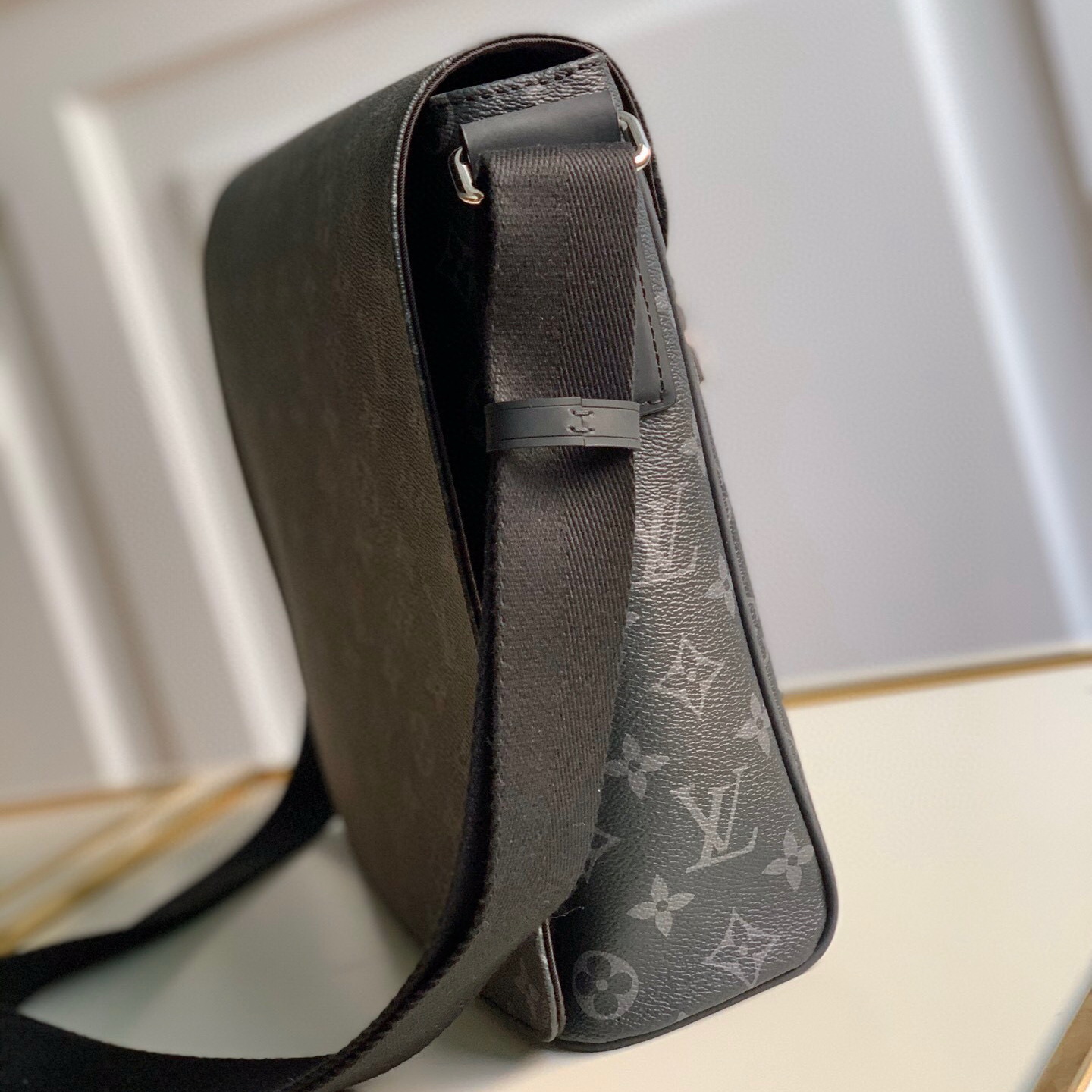 M44001 DISTRICT MM, Louis Vuitton LV Handbag