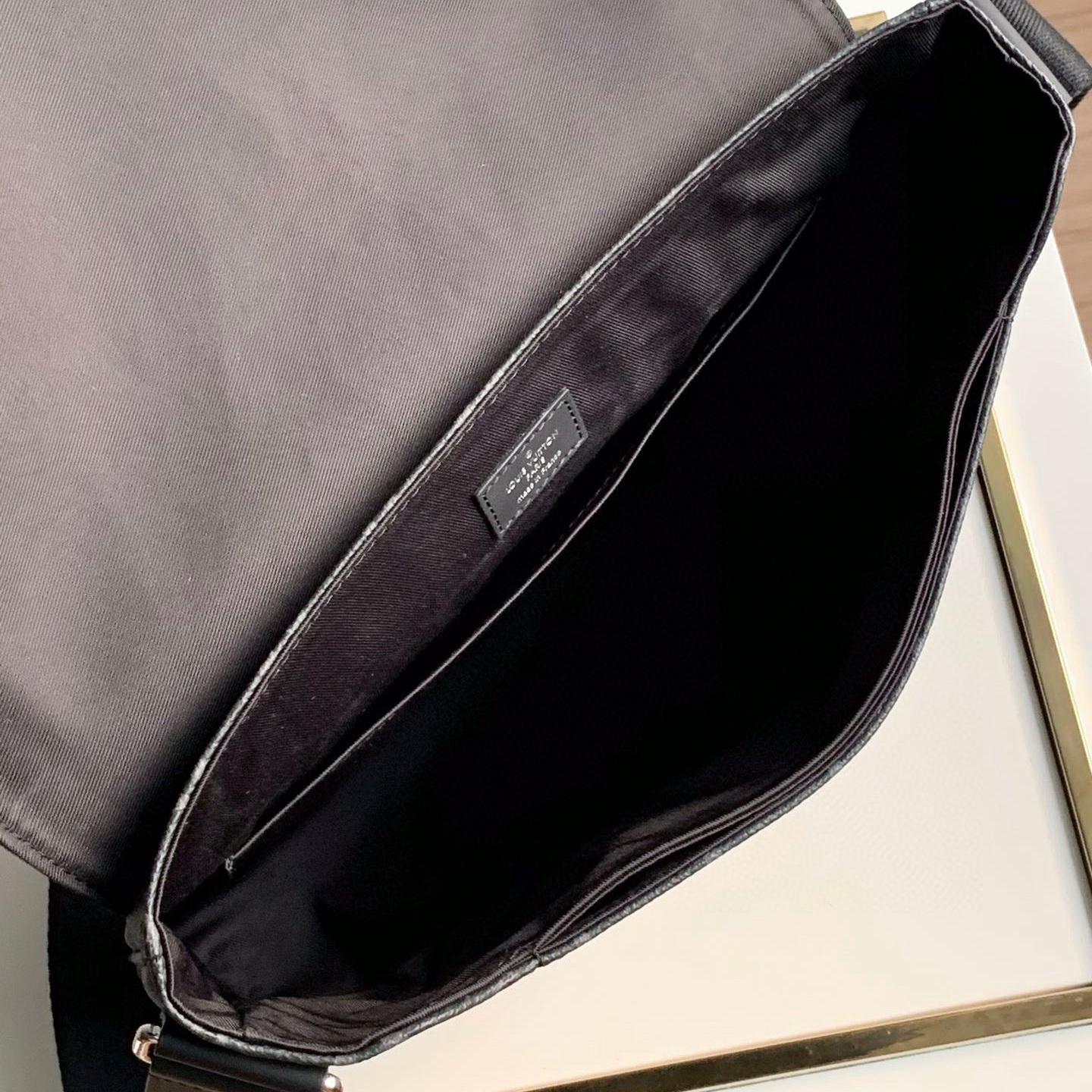 M44001 DISTRICT MM, Louis Vuitton LV Handbag