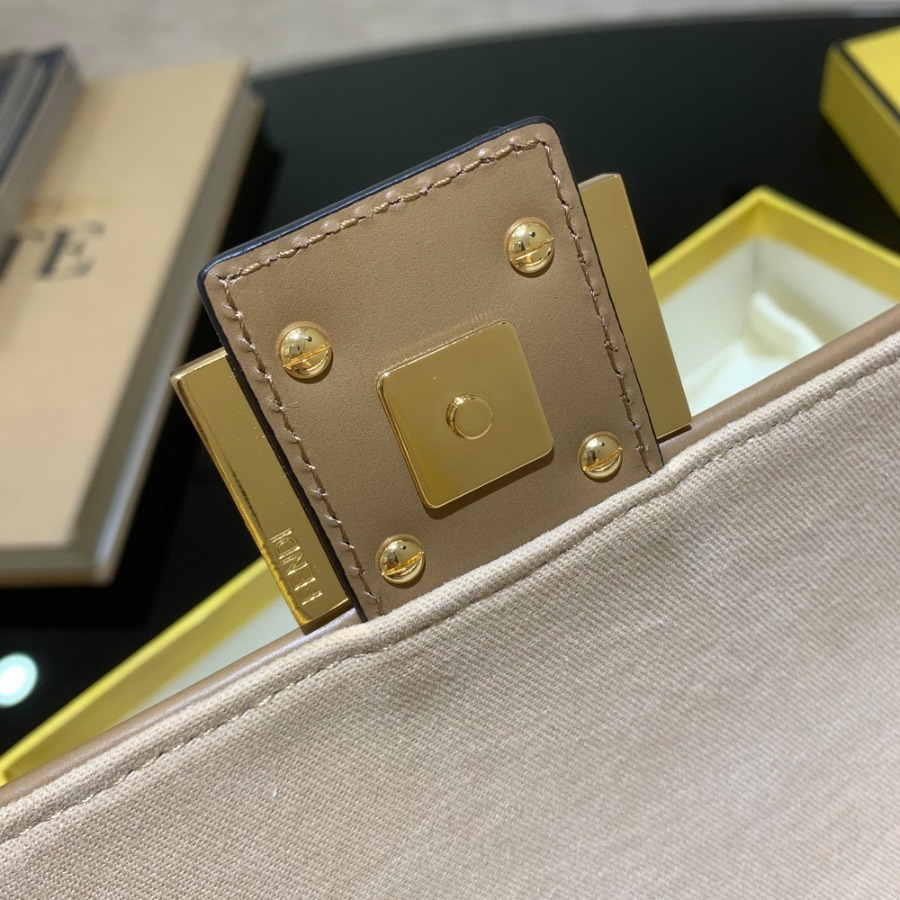 BAGUETTE , FENDI Natural straw bag