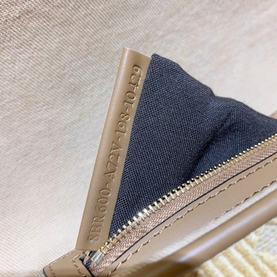 BAGUETTE , FENDI Natural straw bag