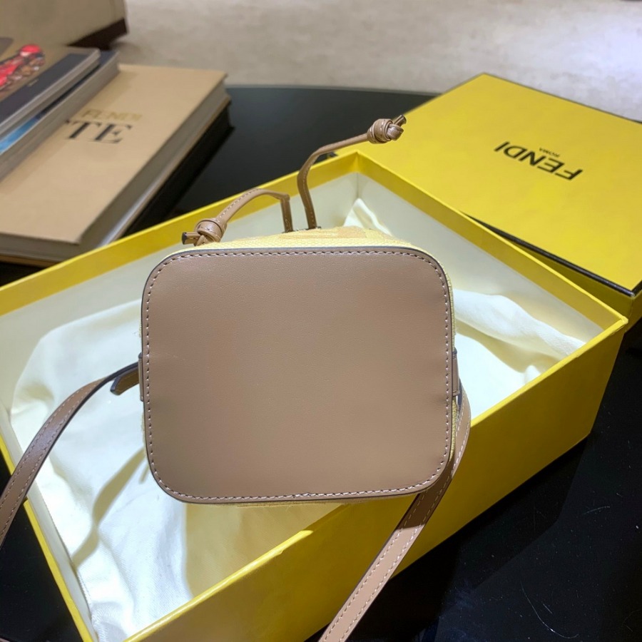 MON TRESOR, Fendi Beige raffia mini bag