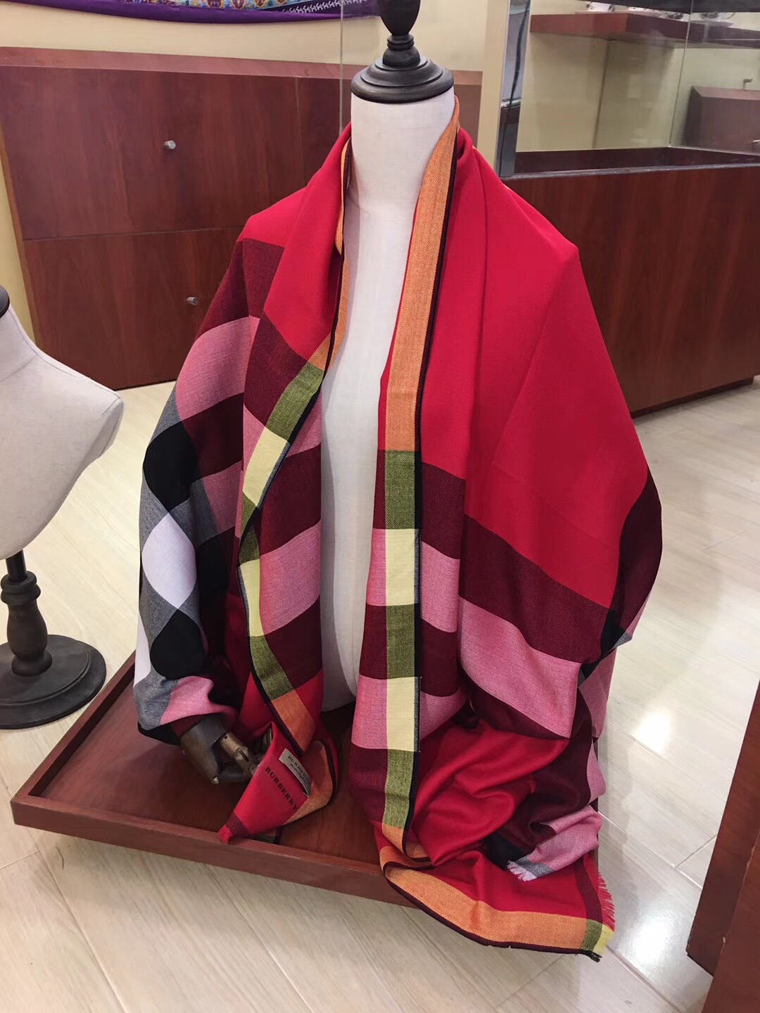 The Classic Check Cashmere Scarf, Burberry Scarves