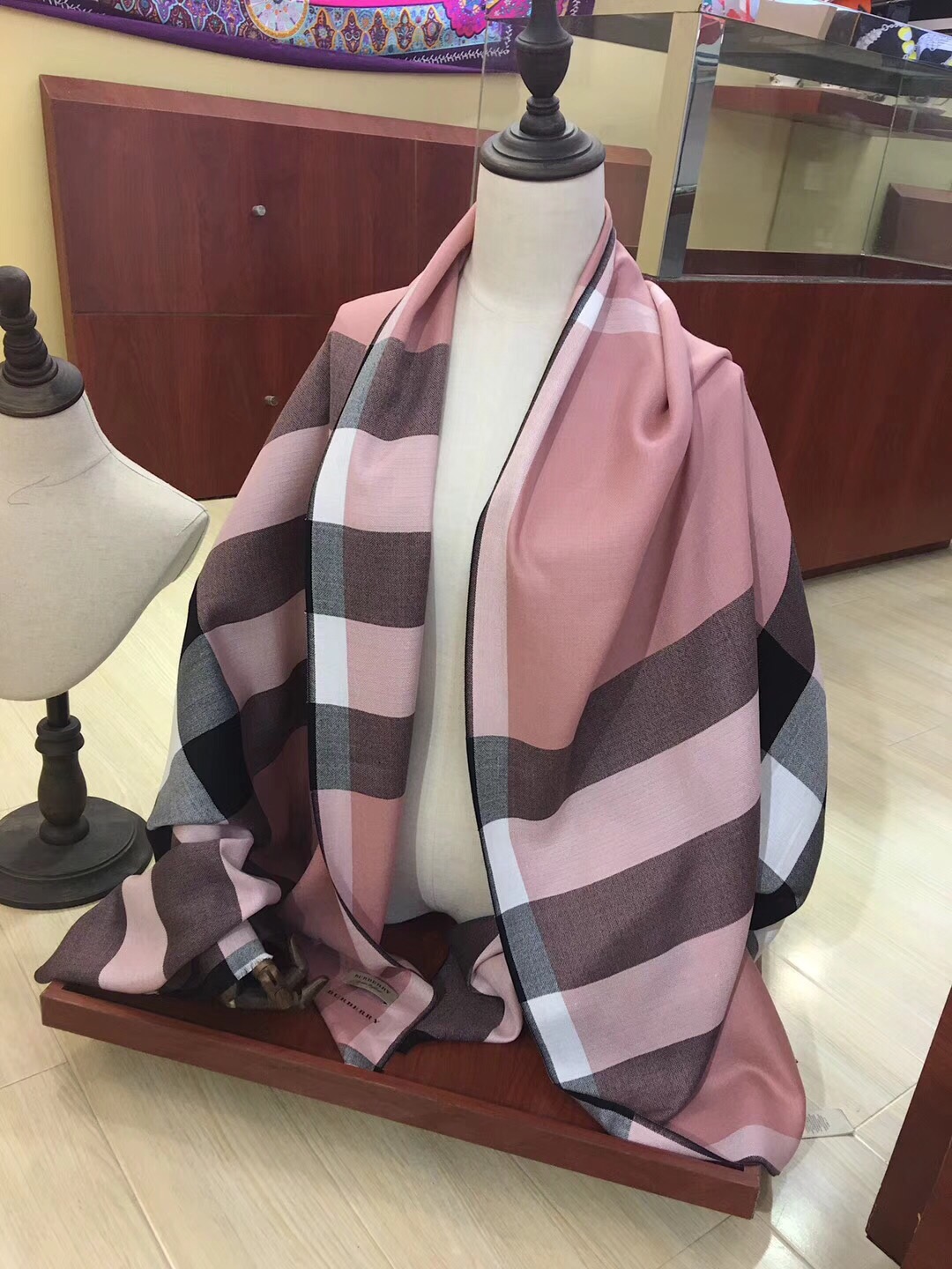 The Classic Check Cashmere Scarf, Burberry Scarves