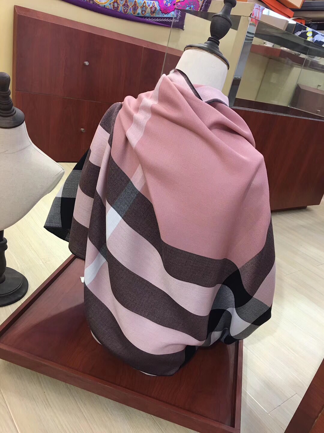 The Classic Check Cashmere Scarf, Burberry Scarves