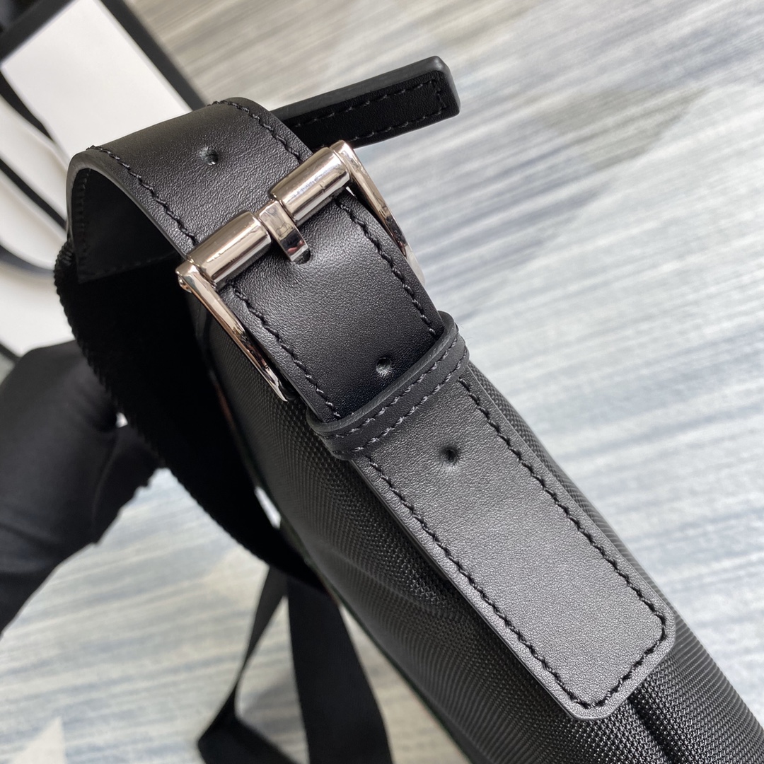 387111 Web GG Supreme messenger, gucci essengers Bags for Men