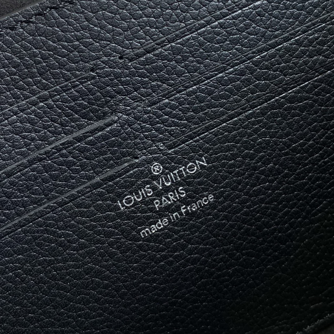 M56088  LOCKME CLUTCH, Louis Vuitton LV