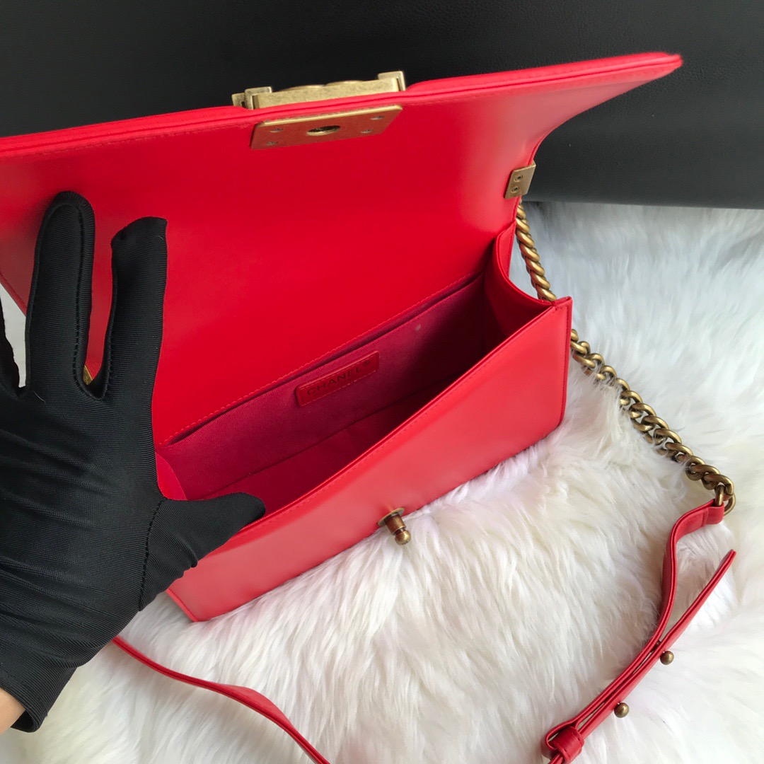 A67086, CHANEL BOY CHANEL HANDBAG, LAMBSKIN