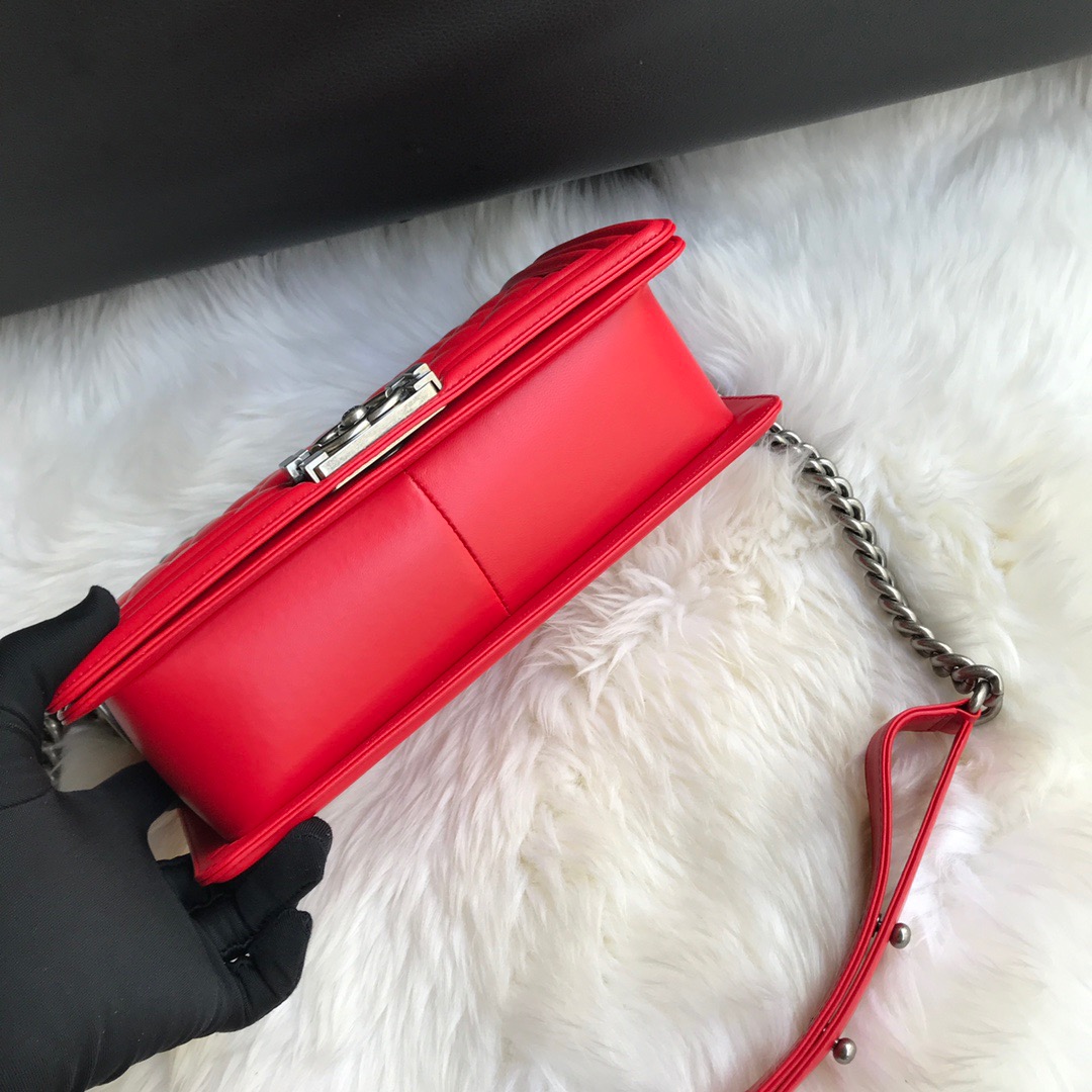 A67086, CHANEL BOY CHANEL HANDBAG, LAMBSKIN