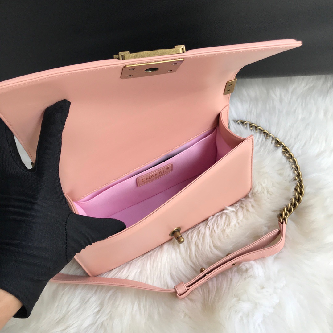 A67086, CHANEL BOY CHANEL HANDBAG, LAMBSKIN