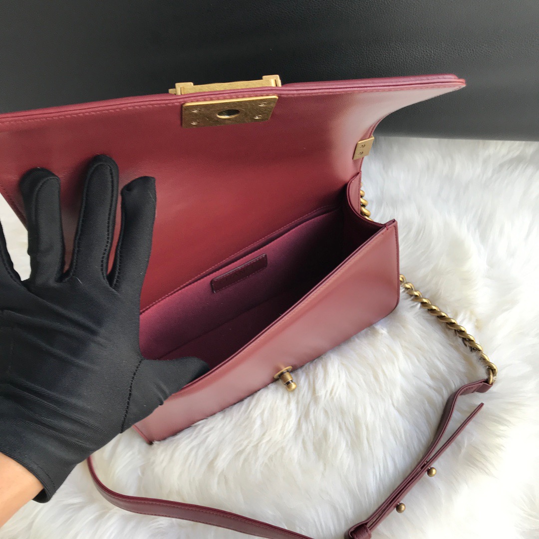 A67086, CHANEL BOY CHANEL HANDBAG, LAMBSKIN