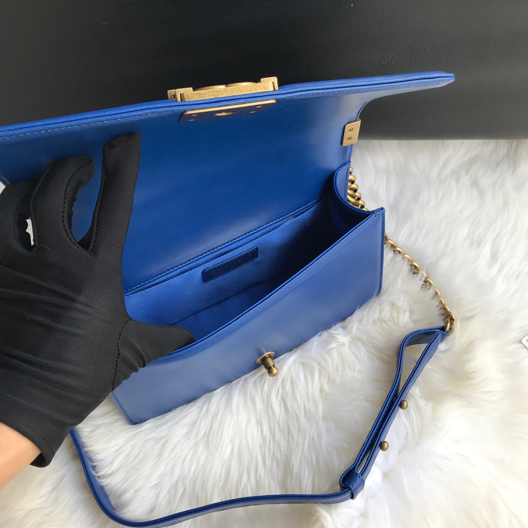 A67086, CHANEL BOY CHANEL HANDBAG, LAMBSKIN