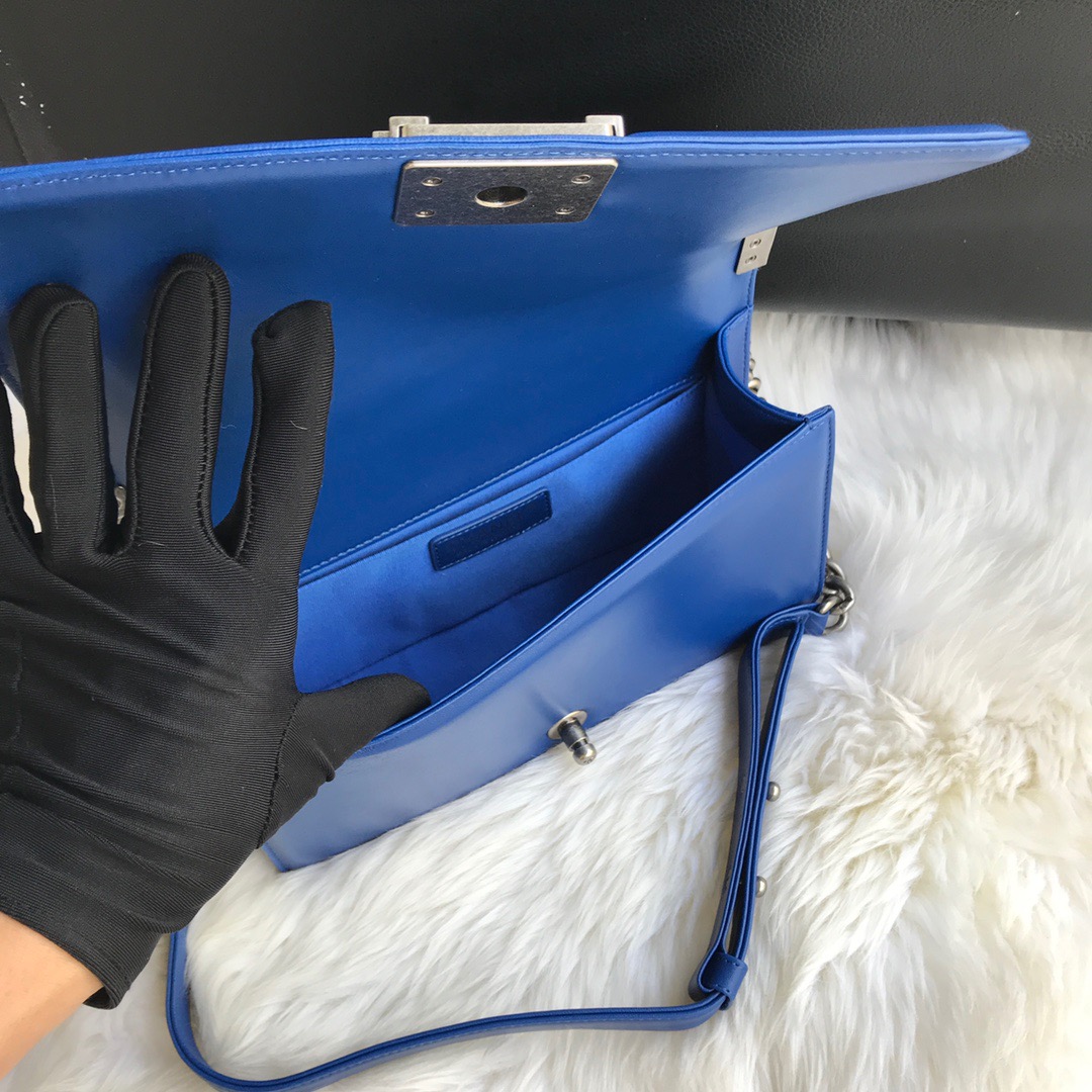 A67086, CHANEL BOY CHANEL HANDBAG, LAMBSKIN