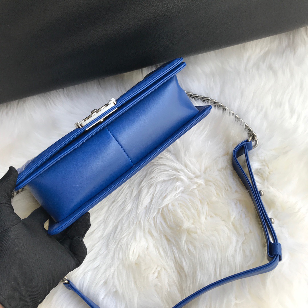 A67086, CHANEL BOY CHANEL HANDBAG, LAMBSKIN