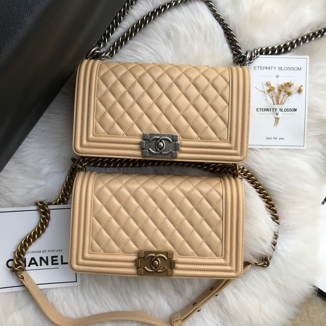 A67086, CHANEL BOY CHANEL HANDBAG, LAMBSKIN