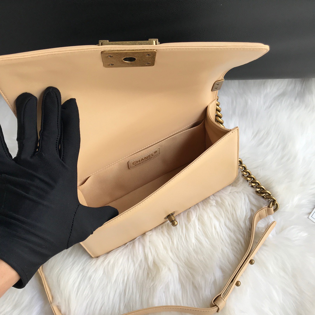 A67086, CHANEL BOY CHANEL HANDBAG, LAMBSKIN