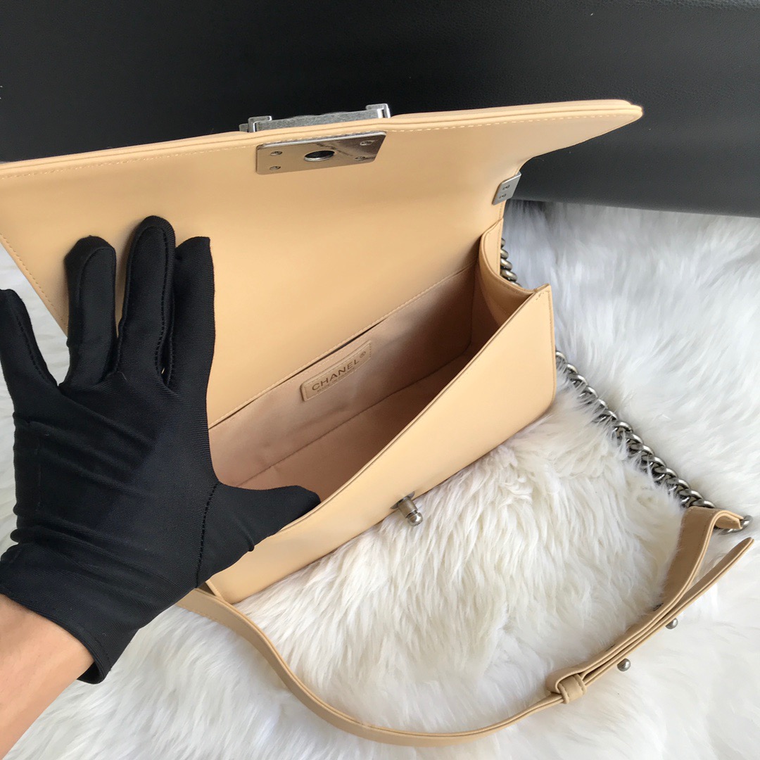 A67086, CHANEL BOY CHANEL HANDBAG, LAMBSKIN
