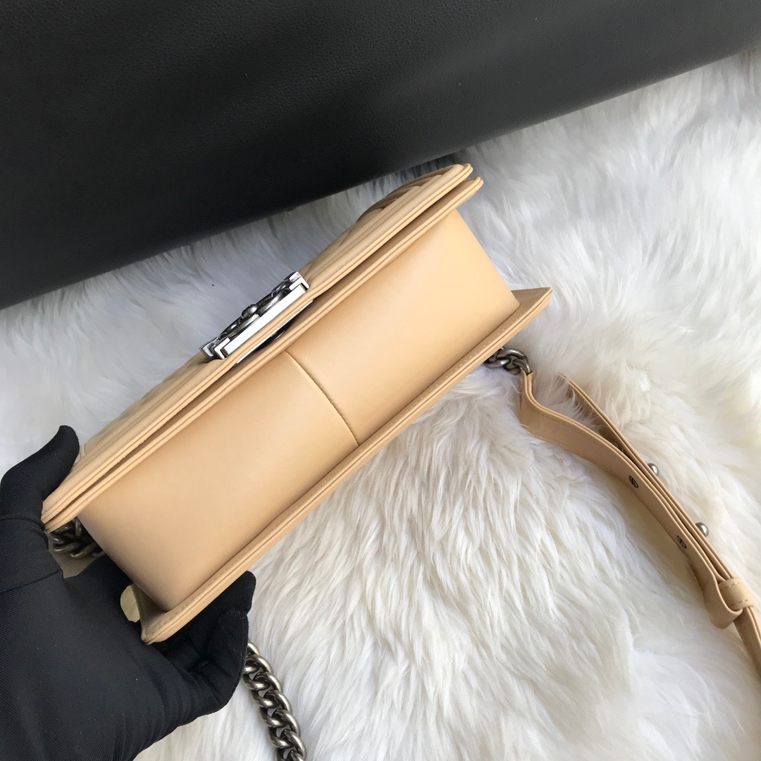 A67086, CHANEL BOY CHANEL HANDBAG, LAMBSKIN
