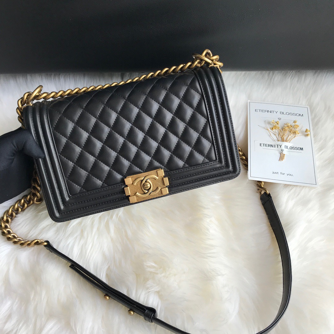 A67086, CHANEL BOY CHANEL HANDBAG, LAMBSKIN