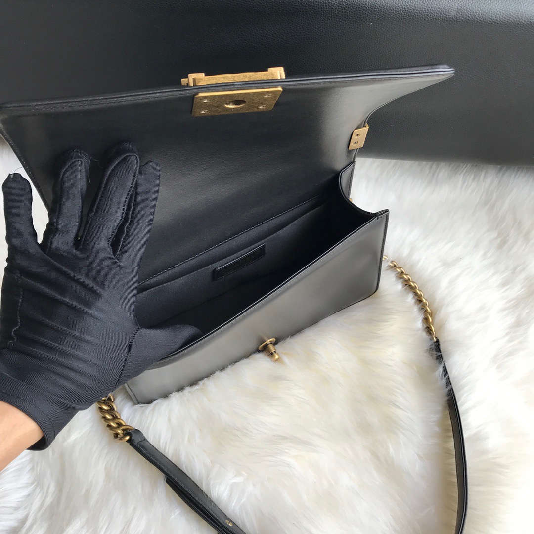 A67086, CHANEL BOY CHANEL HANDBAG, LAMBSKIN