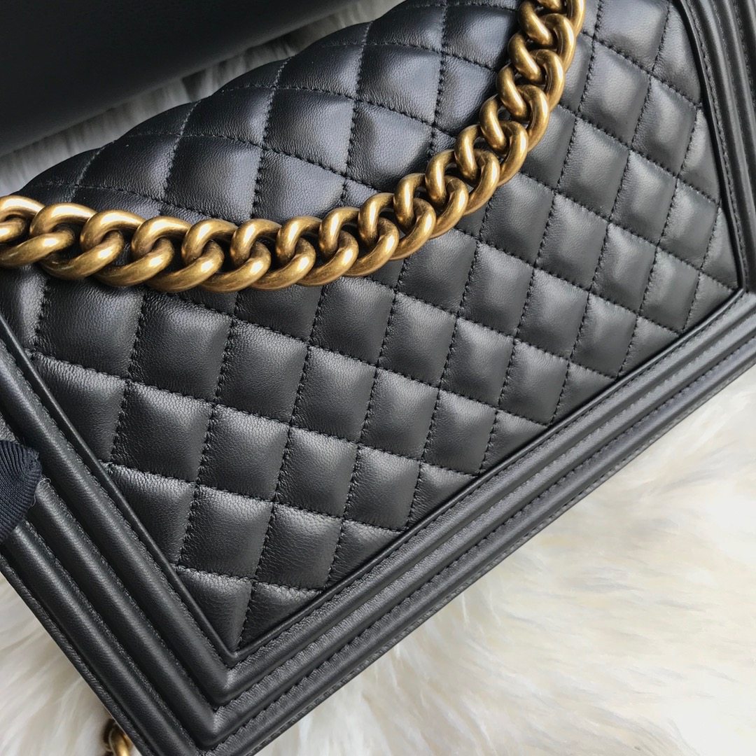 A67086, CHANEL BOY CHANEL HANDBAG, LAMBSKIN