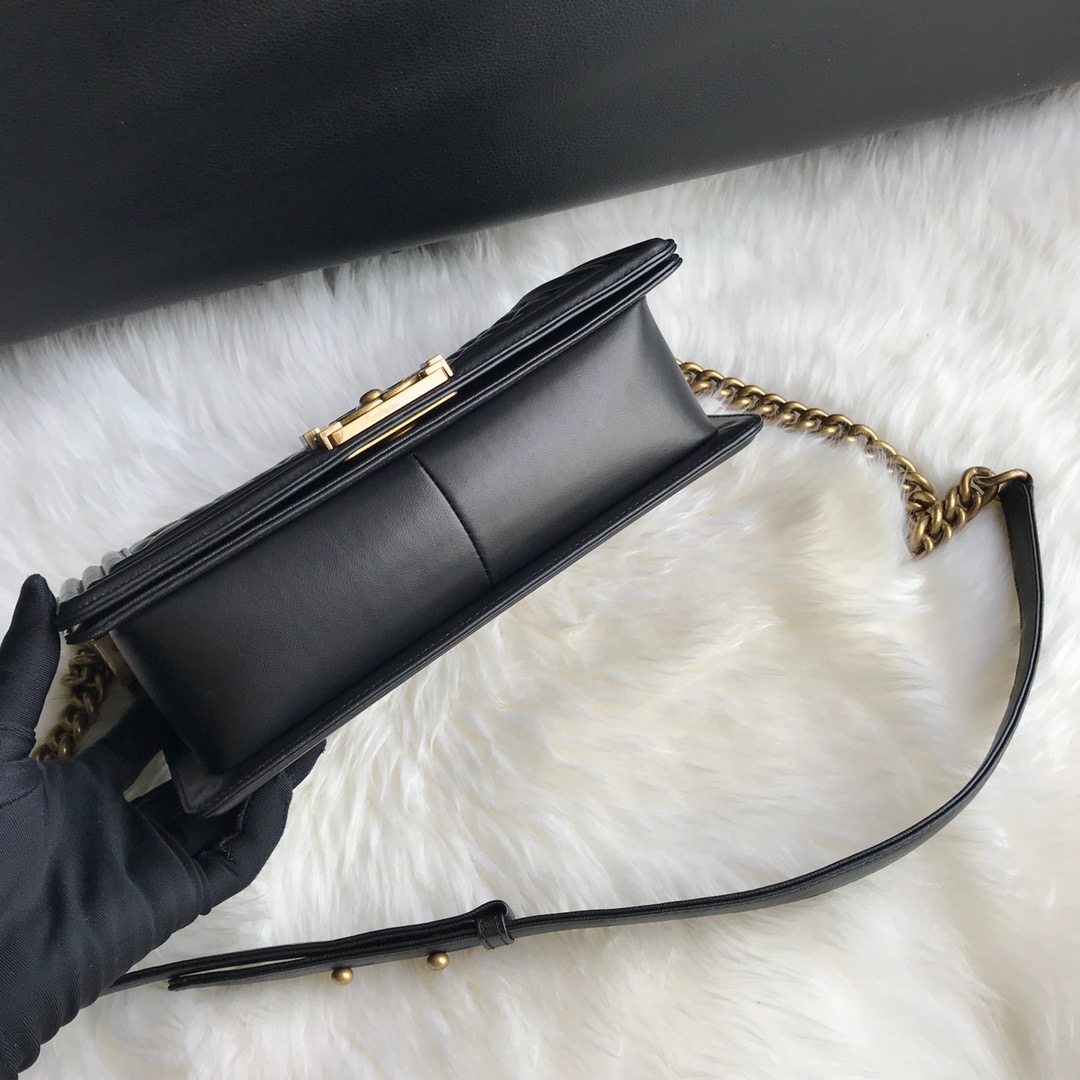 A67086, CHANEL BOY CHANEL HANDBAG, LAMBSKIN