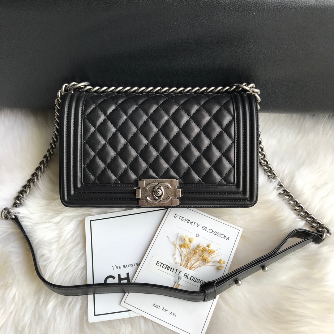 A67086, CHANEL BOY CHANEL HANDBAG, LAMBSKIN
