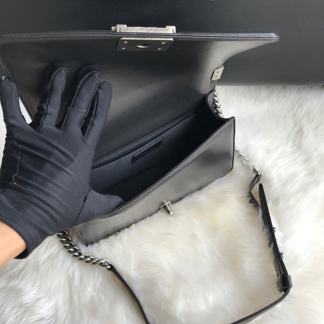A67086, CHANEL BOY CHANEL HANDBAG, LAMBSKIN