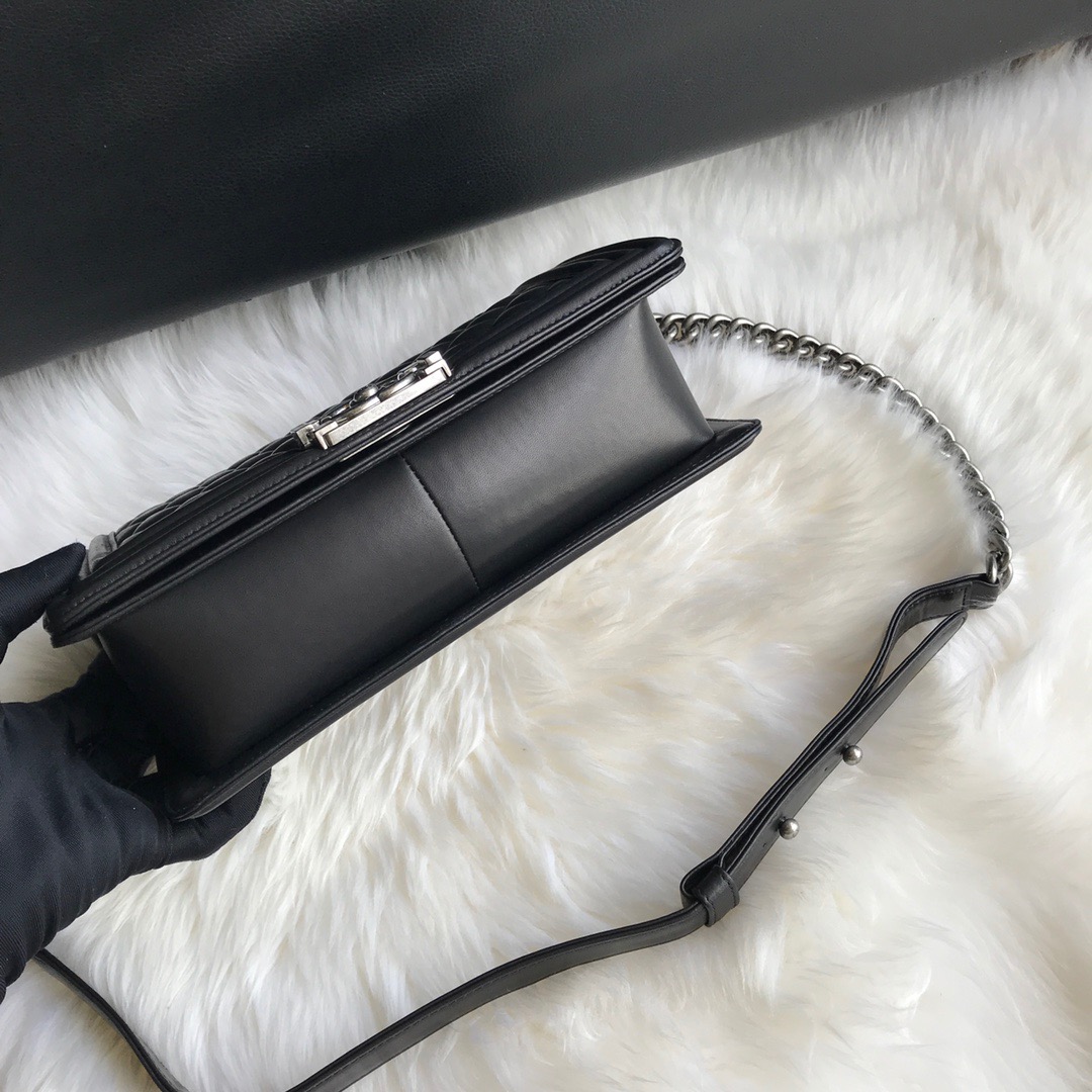 A67086, CHANEL BOY CHANEL HANDBAG, LAMBSKIN