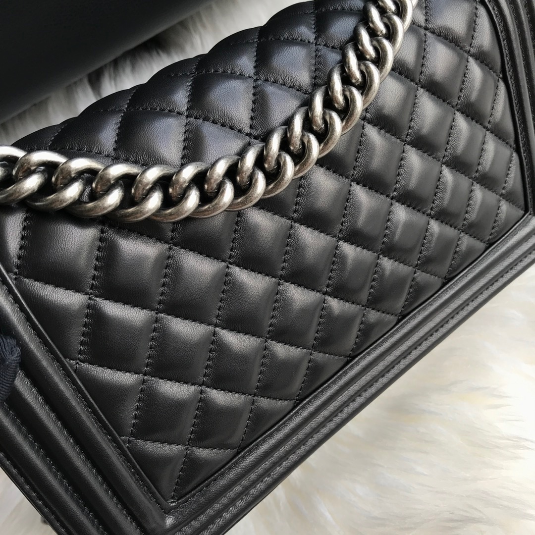 A67086, CHANEL BOY CHANEL HANDBAG, LAMBSKIN
