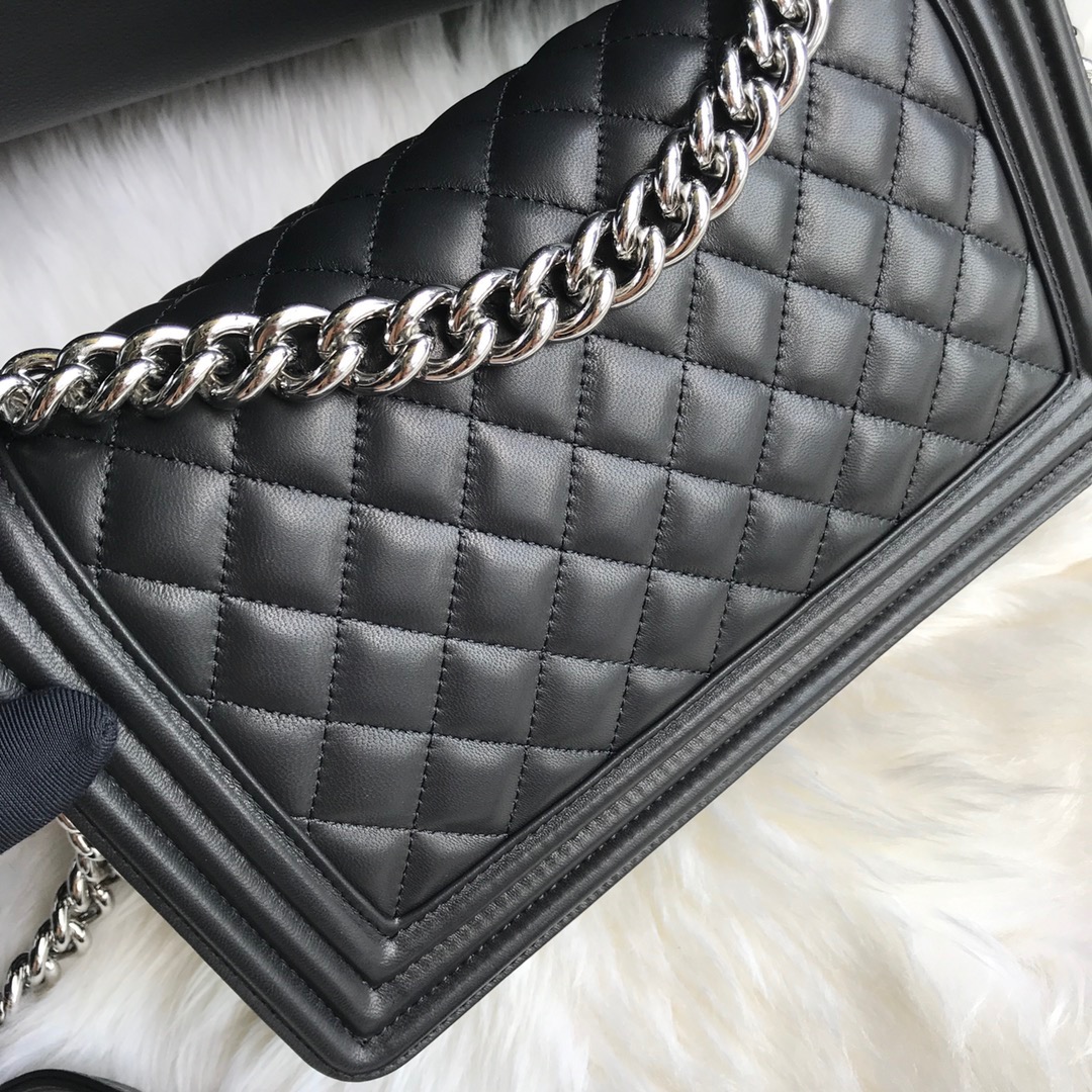 A67086, CHANEL BOY CHANEL HANDBAG, LAMBSKIN