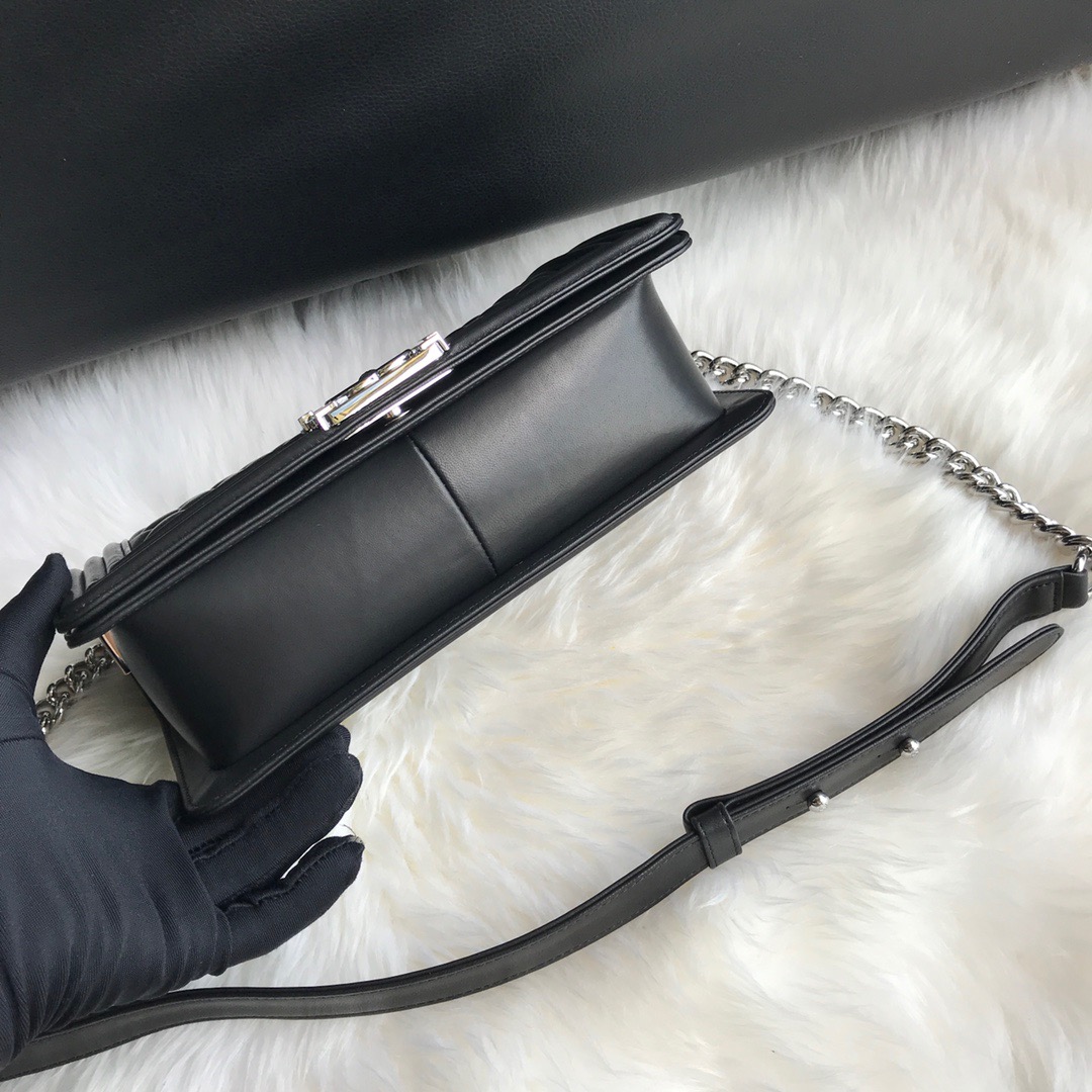 A67086, CHANEL BOY CHANEL HANDBAG, LAMBSKIN