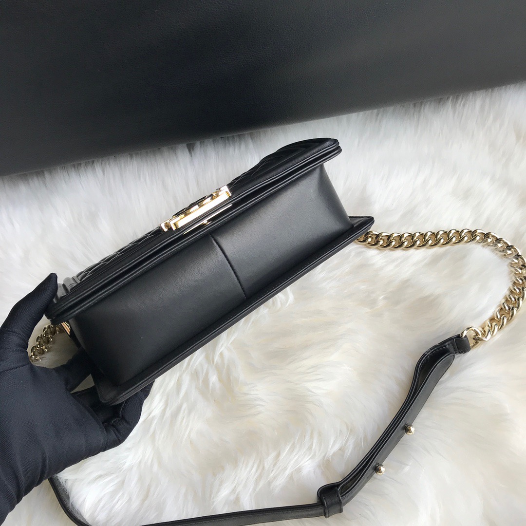 A67086, CHANEL BOY CHANEL HANDBAG, LAMBSKIN