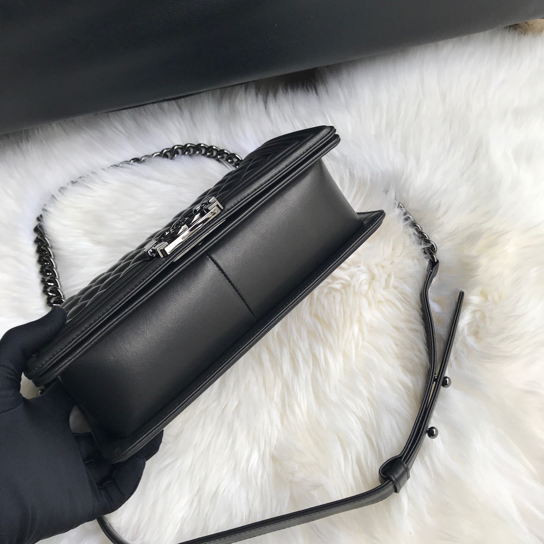 A67086, CHANEL BOY CHANEL HANDBAG, LAMBSKIN