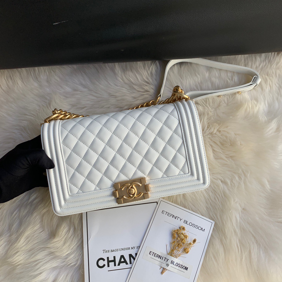 A67086, CHANEL BOY CHANEL HANDBAG, LAMBSKIN
