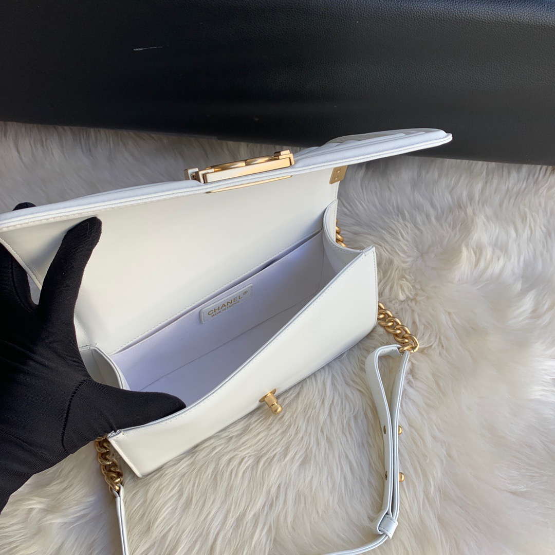 A67086, CHANEL BOY CHANEL HANDBAG, LAMBSKIN