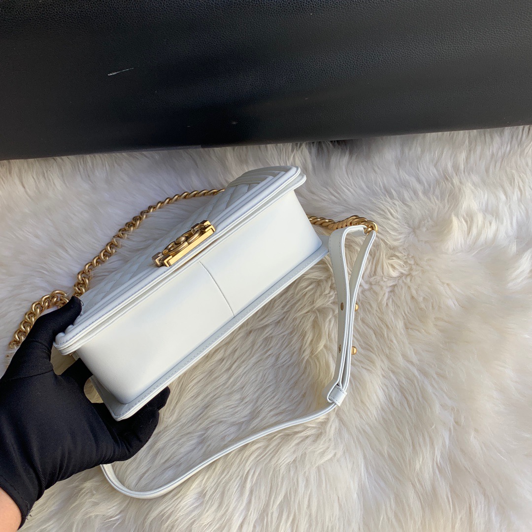 A67086, CHANEL BOY CHANEL HANDBAG, LAMBSKIN