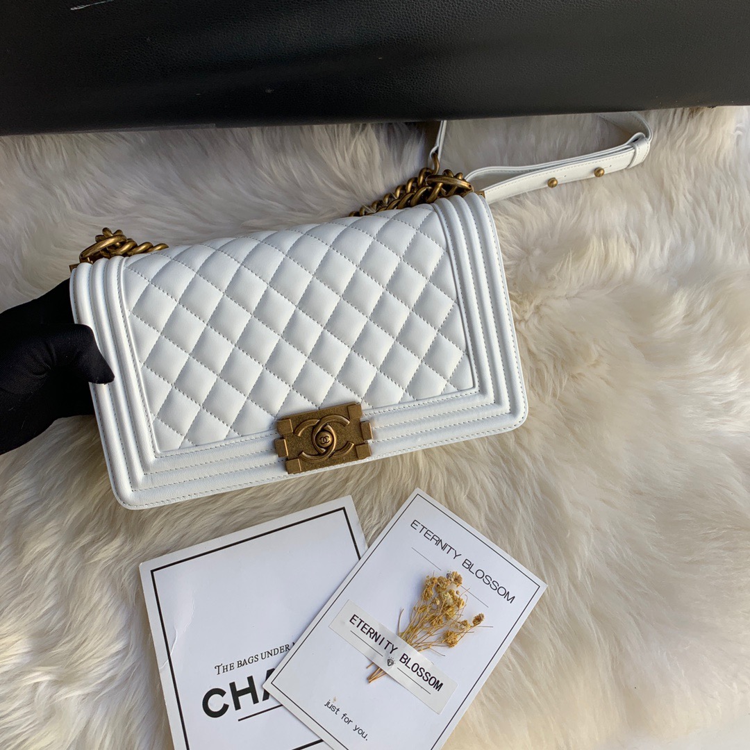 A67086, CHANEL BOY CHANEL HANDBAG, LAMBSKIN