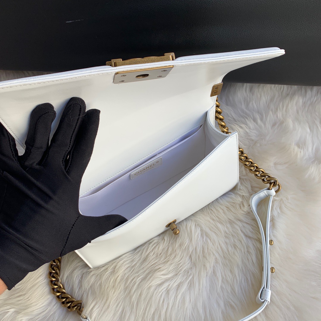 A67086, CHANEL BOY CHANEL HANDBAG, LAMBSKIN