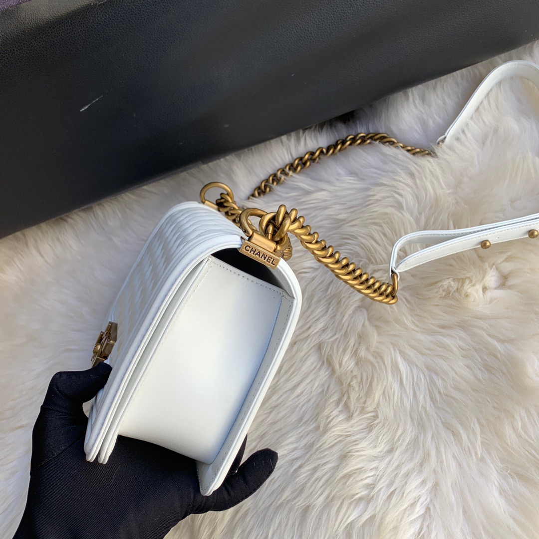 A67086, CHANEL BOY CHANEL HANDBAG, LAMBSKIN