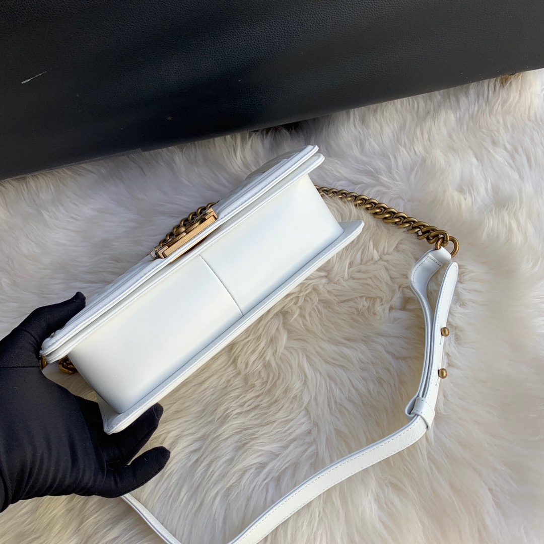A67086, CHANEL BOY CHANEL HANDBAG, LAMBSKIN